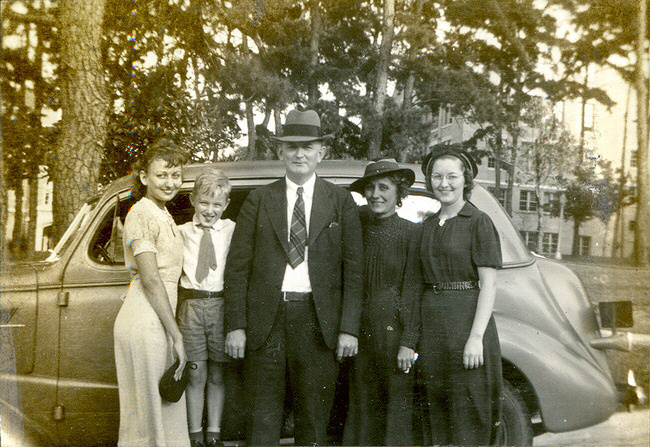 The Thomas Family in Tallahassee, Florida on Florida State College for Women Campus