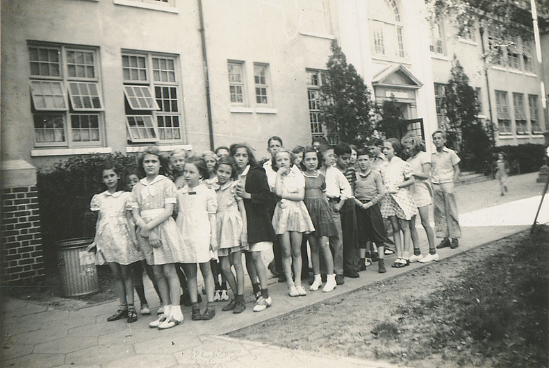 Lineup of Joan Thomas' 4th grade class